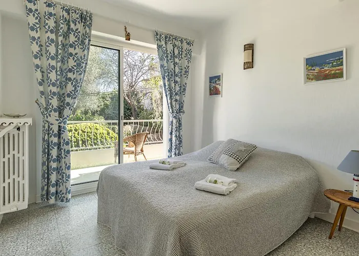 In The Heart Of The Cap D'antibes Lovely Flat *